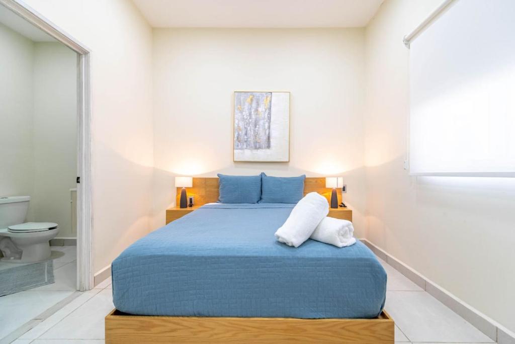 2 BD Suite with Balcony Gym Rooftop Pool - 3