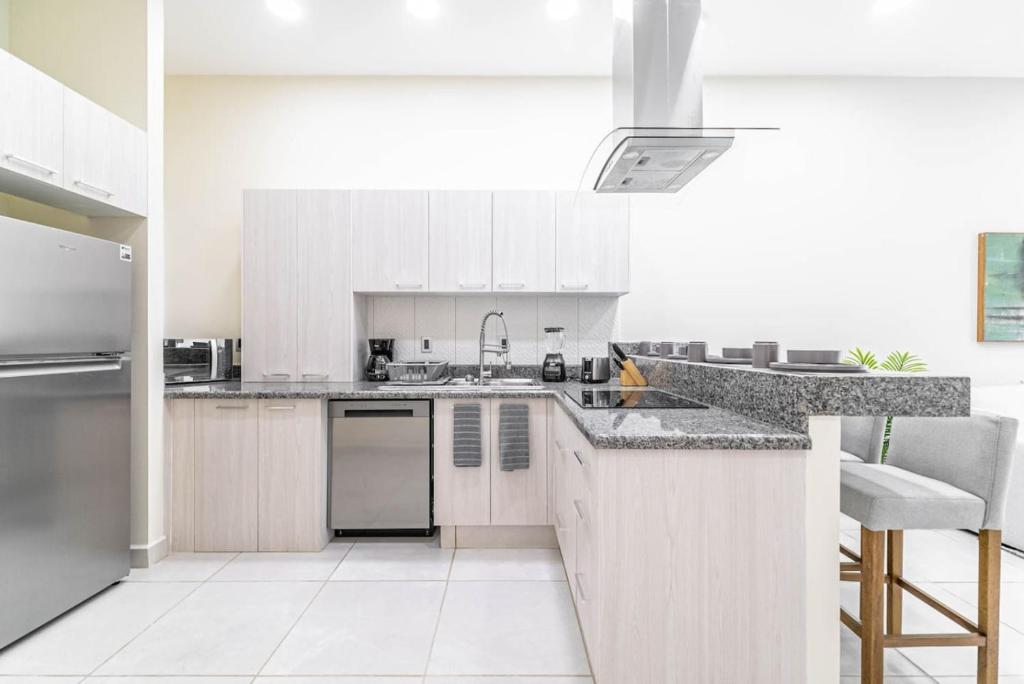 2 BD Suite with Balcony Gym Rooftop Pool - 4