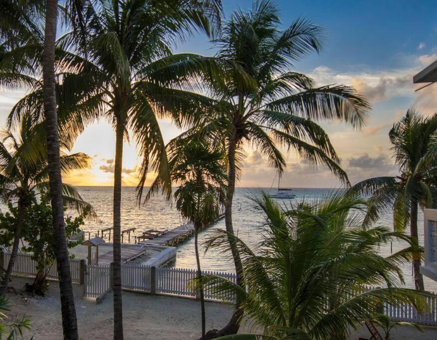 Babylon Beach Resort, San Pedro