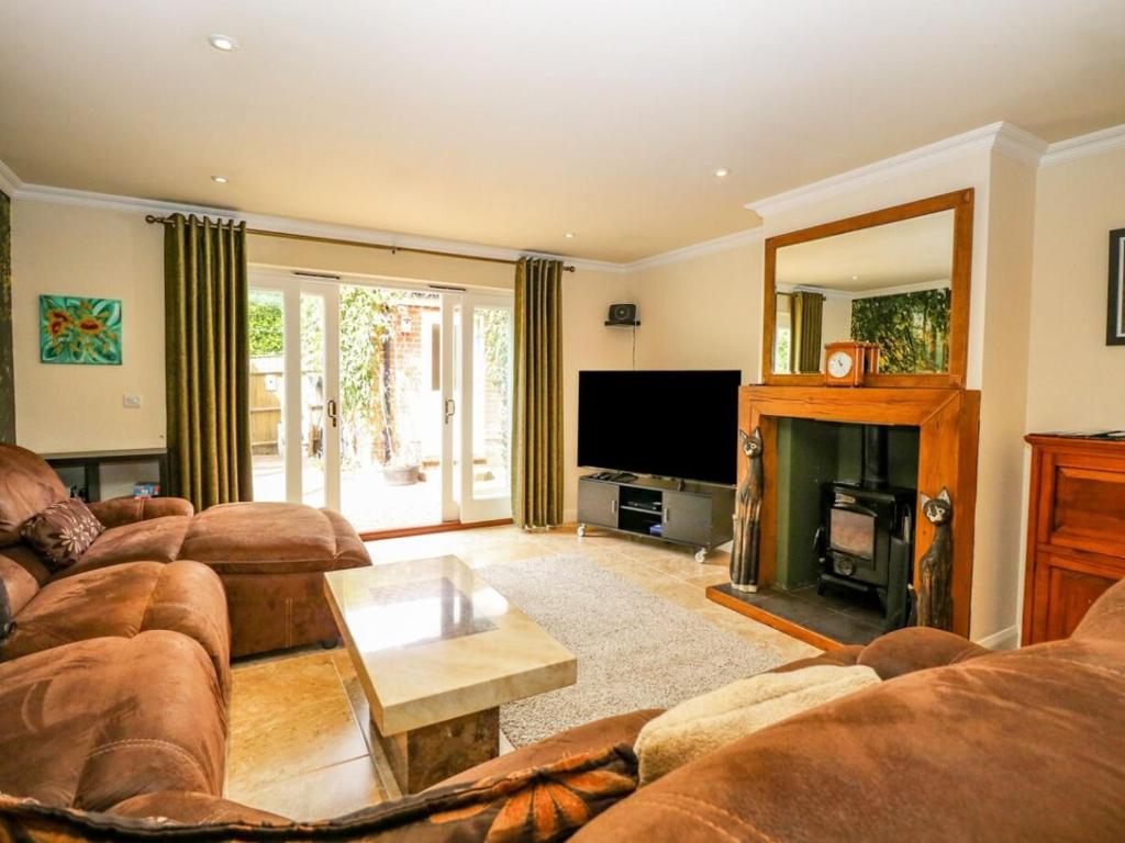 Swift Host - 3 Bedrooms - 2 Living Areas - Cinema Room - Garden - Family Pet Friendly - Norfolk Broads - Parking, Brundall