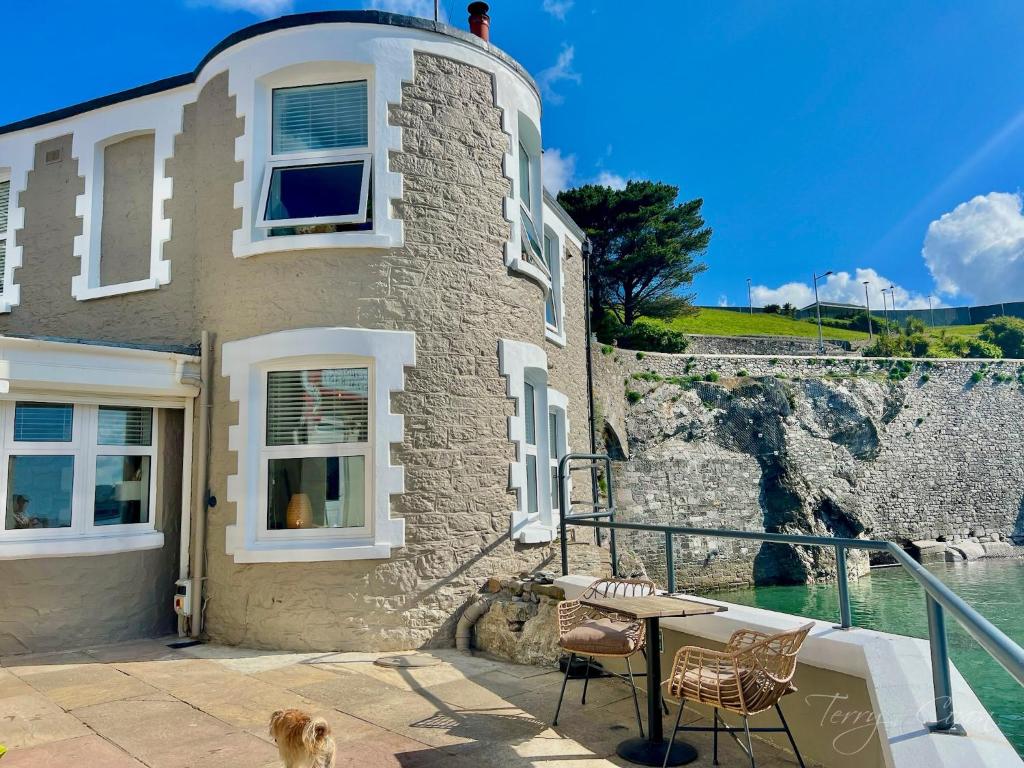 Seafront Cottage - Beach Access - Pet Friendly, Plymouth