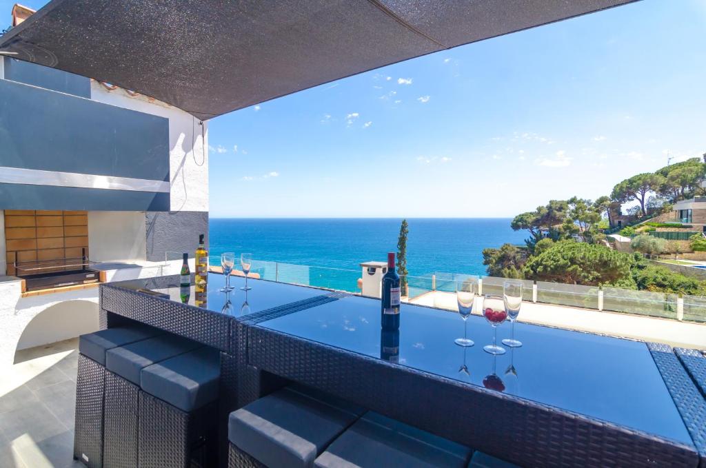 Seaside villa in Lloret de Mar with garden and pool view - 4