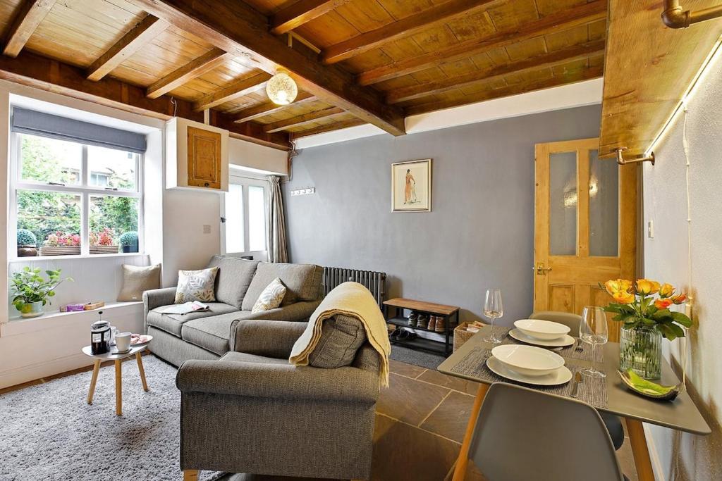 Waterview Cottage - a peaceful riverside location, Holmfirth