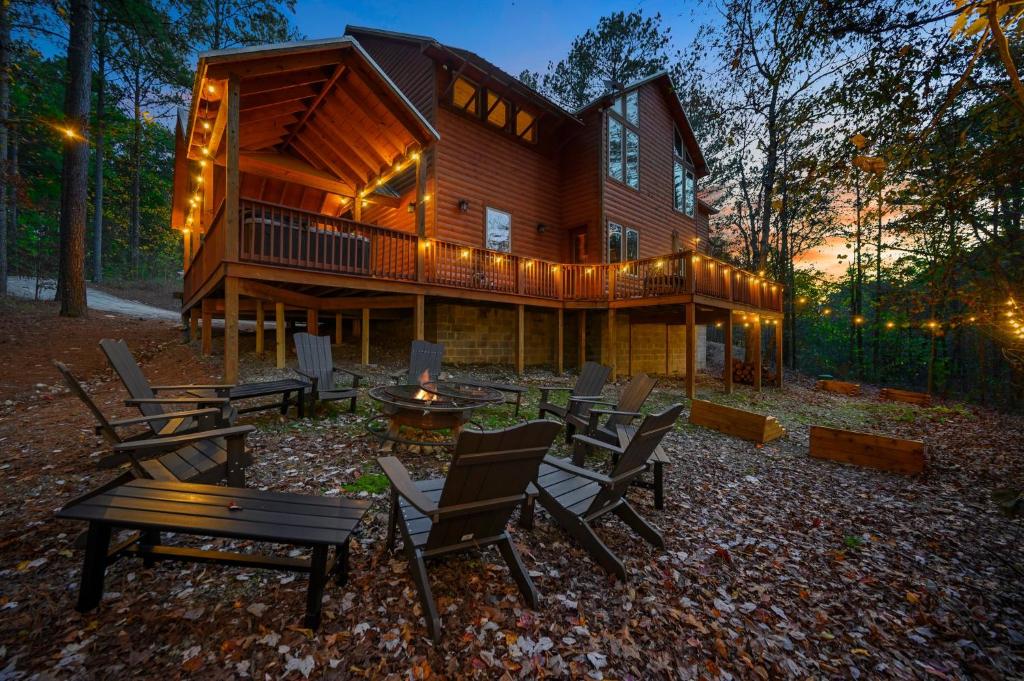 Sleeps18-Walk2Town-HotTub-Firepit-Playground-Games, Broken Bow