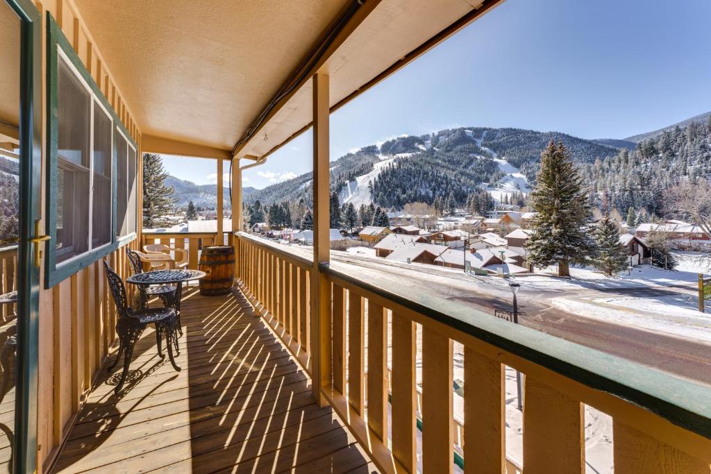 half Mi to Skiing Red River Condo with Free Shuttle!, Red River
