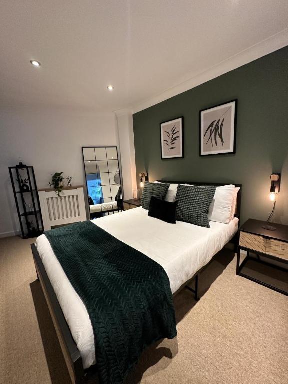 The Central Nook - Contactors and Holidaymakers, Cardiff