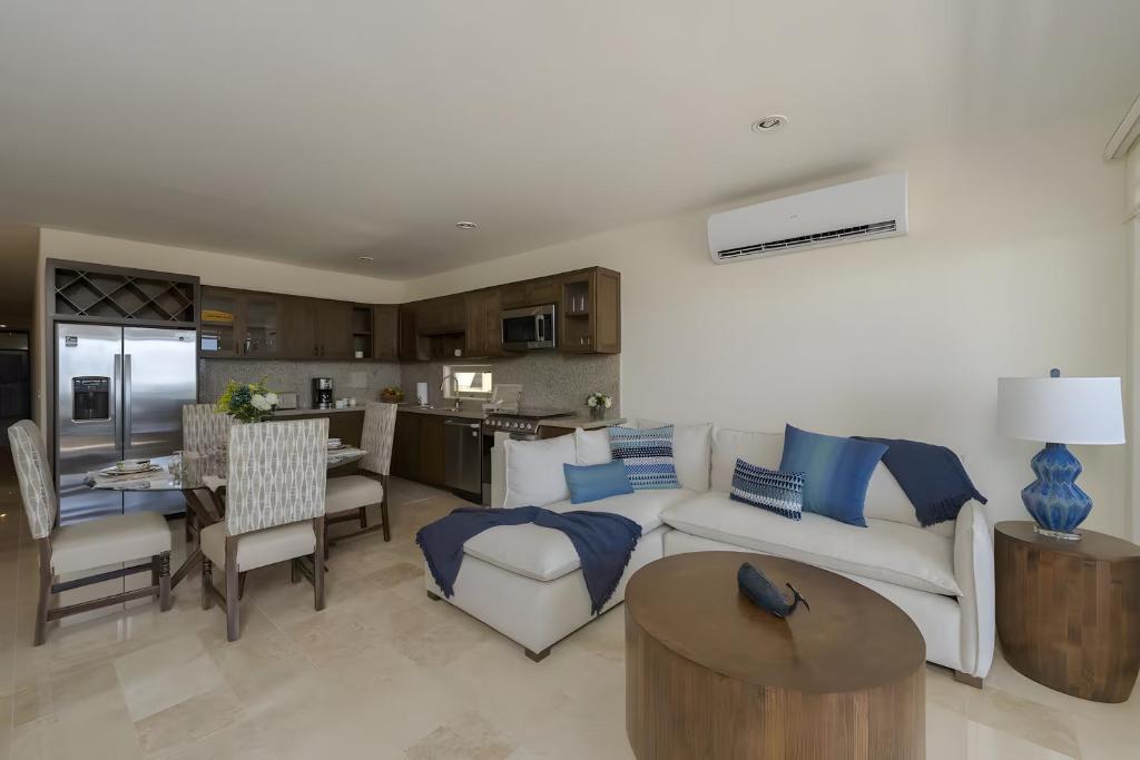 Condo with Panoramic Ocean view and Pool - 2