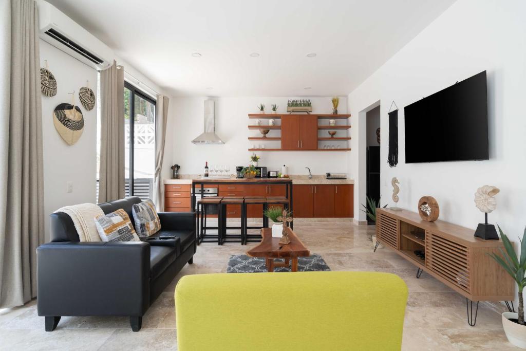 Casa Laura - Tulum - Private Townhome For 6 Guest - 3 Bedrooms - 5 Beds- Restaurant Walking Distance - 5