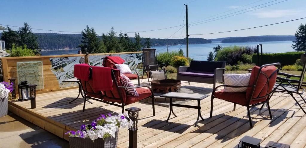 Cozy Quiet Suite with Private Hot Tub with Ocean Views, Nanaimo