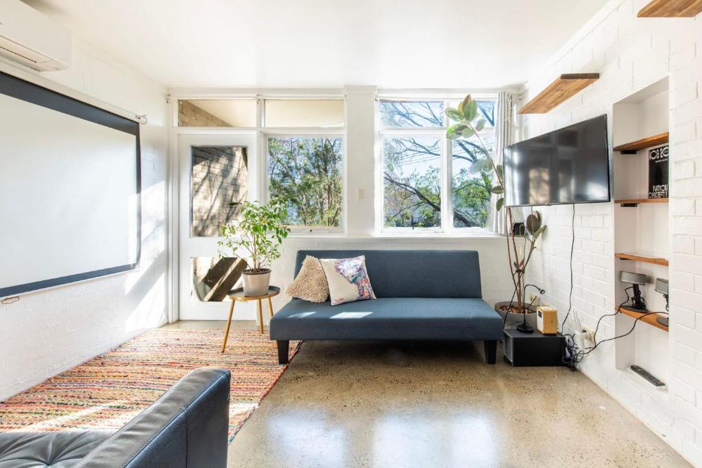 2BR Apartment in Parkville Steps from Royal Park, Melbourne