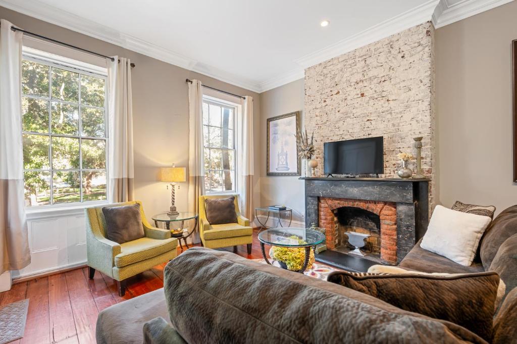 Steps From Broughton Walk To Shops And Bars-1-2, Savannah