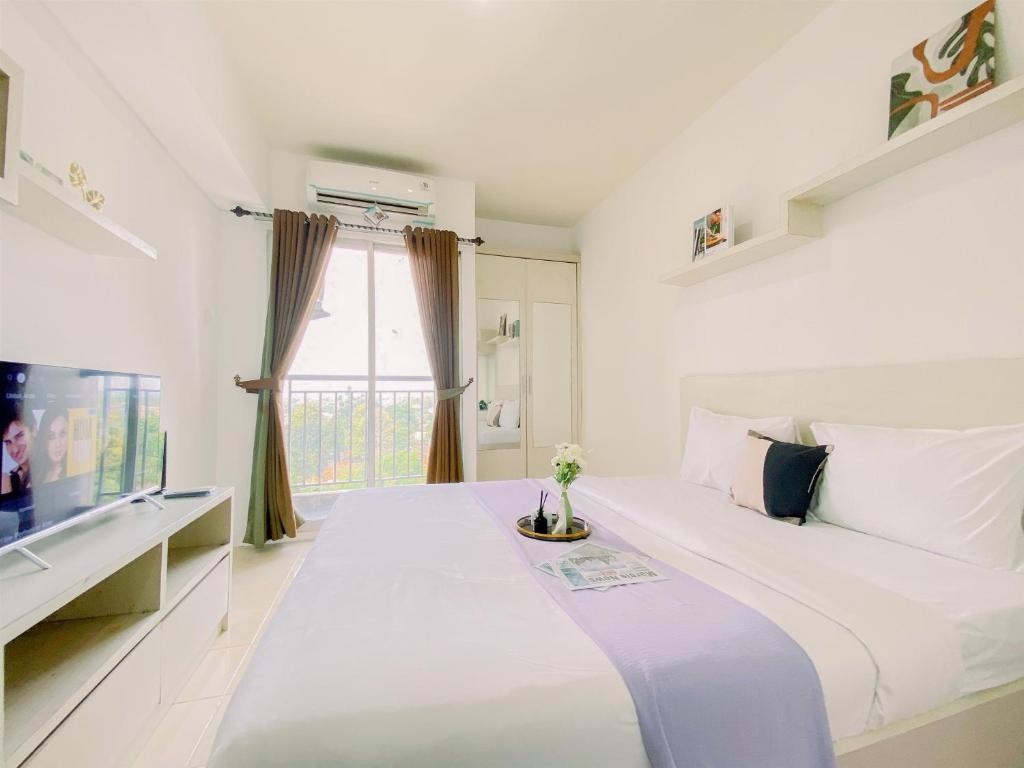 Modern and Good Deal Studio at Serpong Greenview Apartment By Travelio, Tangerang