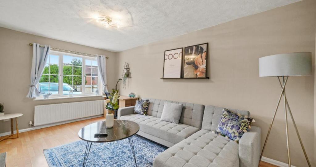 Spacious 3-Bed Home Near M1, Sky TV & Netflix Included 2x Parking Spaces Garden Fast Wifi Contractors Travellers Relocators Leisure Welcome, Hardingstone