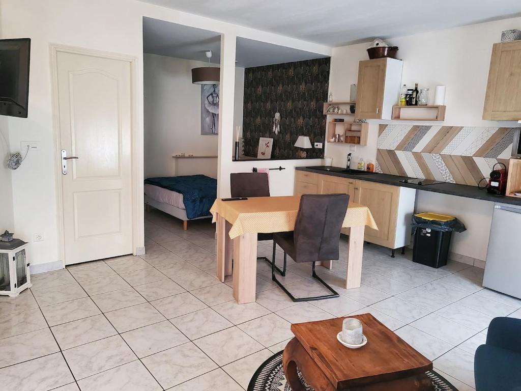 Large quiet studio,, Angers