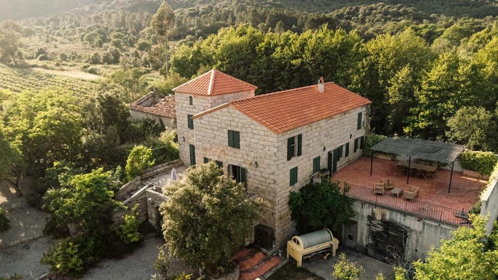 Le chai, belle villa pour 13 personnes au coeur d'un vignoble avec piscine, Sartène