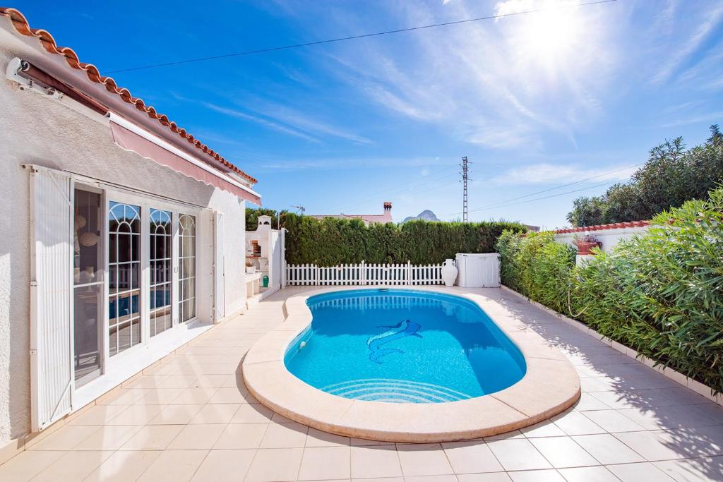 Sunbathing with private swimming pool - 3