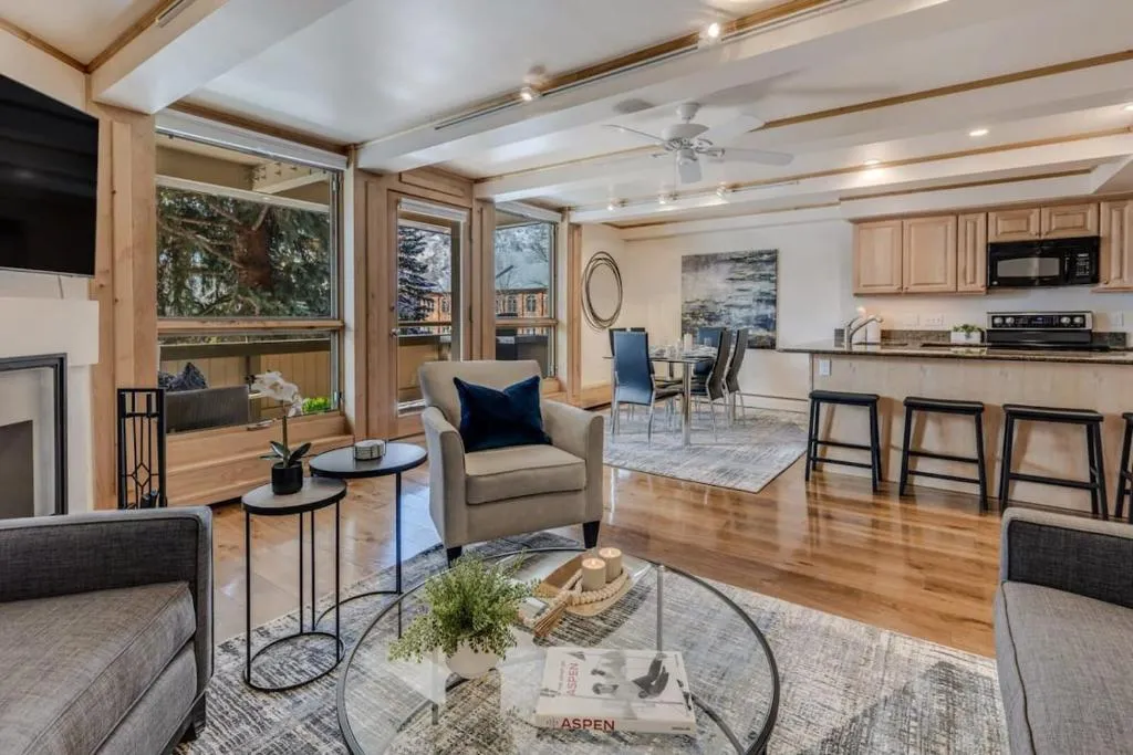 New Listing 2BR 2BA Condo - Mountain Views, hotel in Aspen