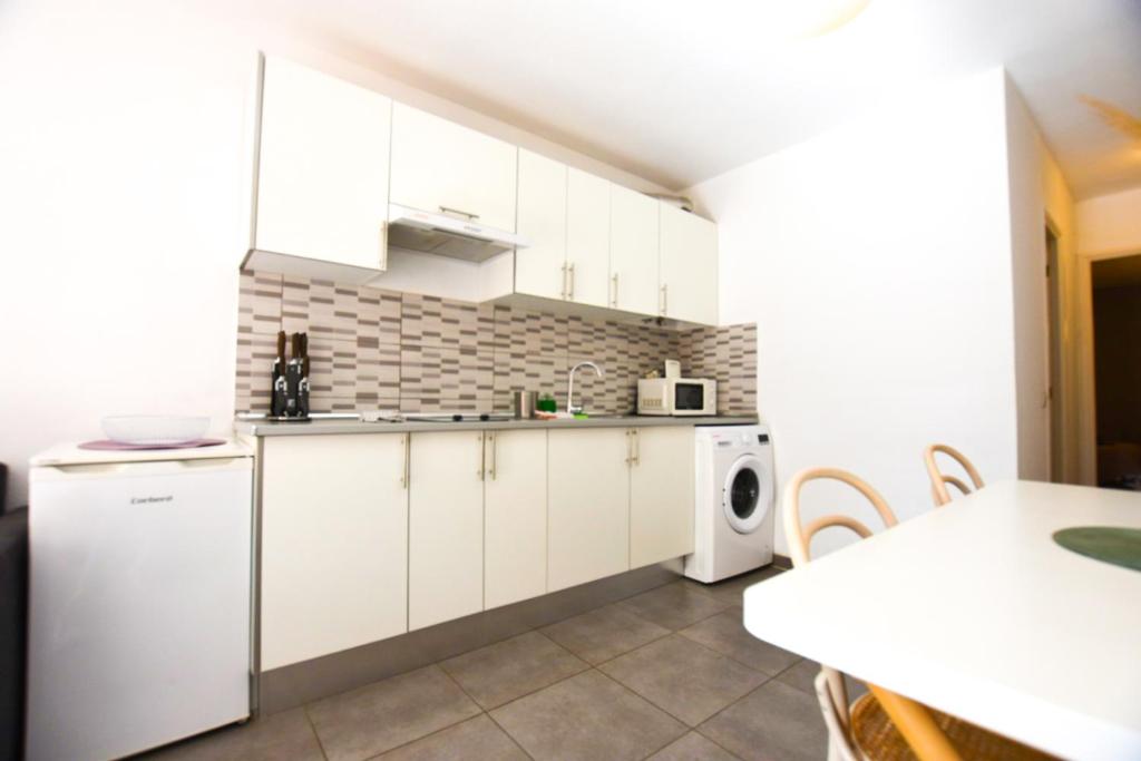 Book Jet - Las Lomas Sunny Holiday Homes - 5