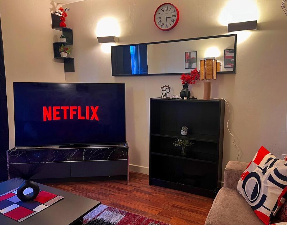 Vivid, Stylish, Central, Bold, Retro, Intimate, Red Accents, Striking Design, City Centre, 1BR, Sheffield