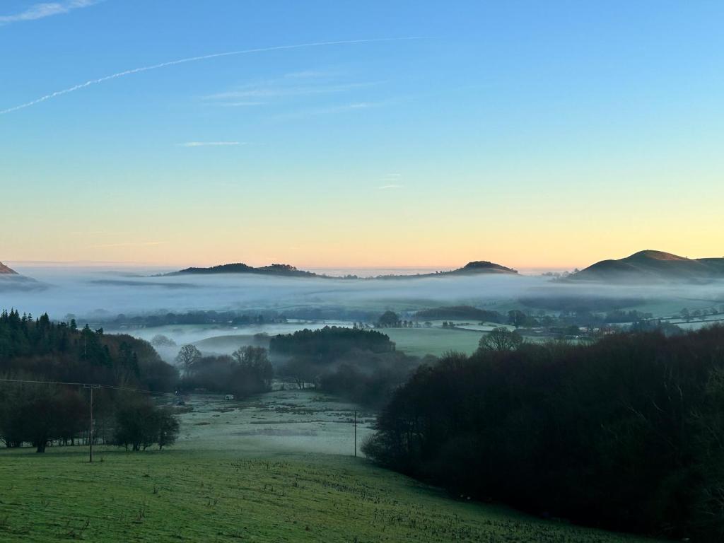 Carol Anns Caravan, Working Farm Stay, Rural, Private, Fire Pit for hire, Dogs on request, Pontesbury