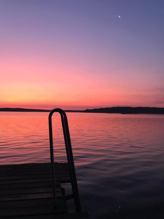 Solbackens guesthouse with sauna by the lake, Hammarö