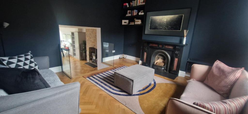 Extended 3BD SplitLevel Cottage in Popular Village, Dublín