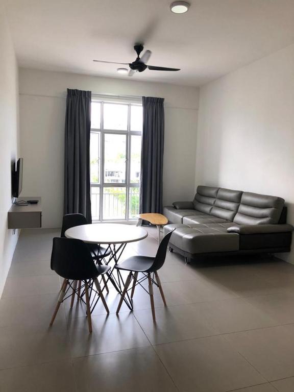 Golden Hill 1 Room Apt at Night Market