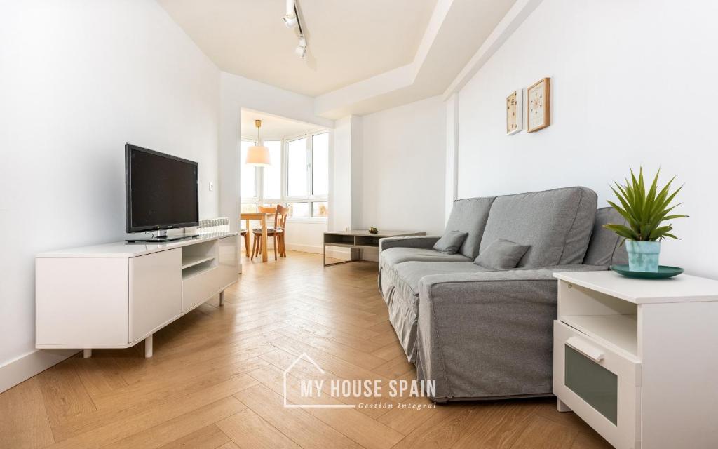 MyHouseSpain - Primera línea de playa con parking, Gijón