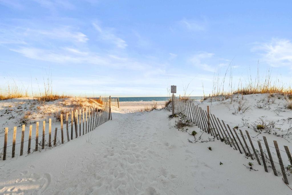 Beachfront - 2 Bedrooms - Big Screen TV, Gulf Shores