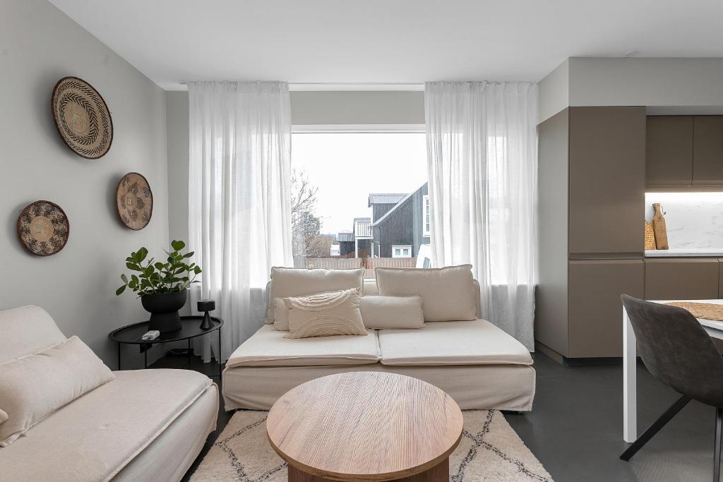 Charming Downtown 3BR-Best Location with free parking, Reykjavík