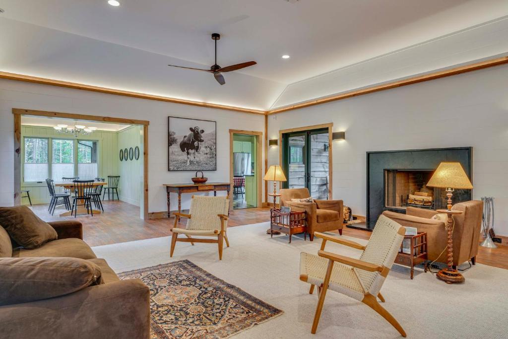 Riverfront Hideaway in Keene Walk to Town!, Keene