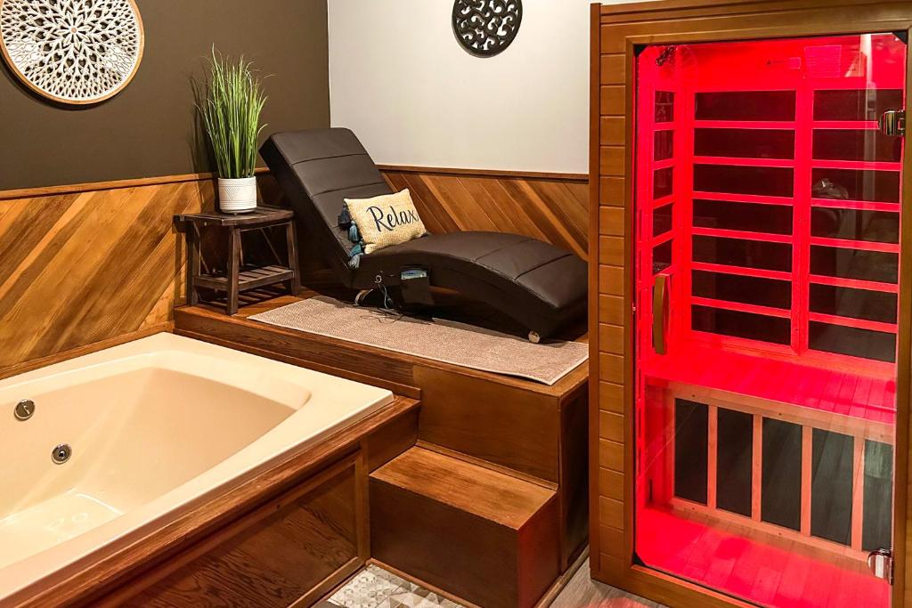 Private Spa, Fire Pit and Deck Poconos Home!, Long Pond