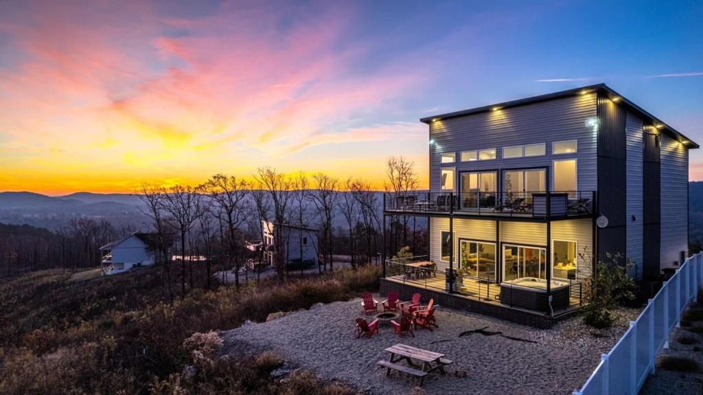 Unmatched Lake & Valley Views Near National Park, Lake Hamilton