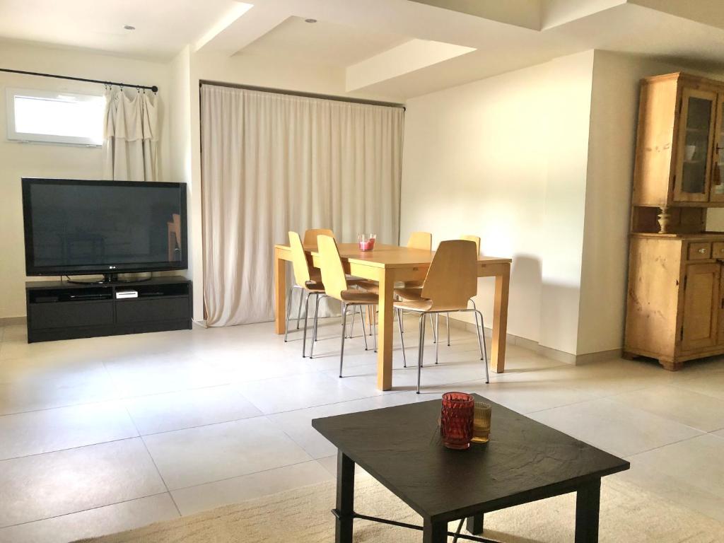 The HoPe, appartement au sein d'une maison avec piscine - 4