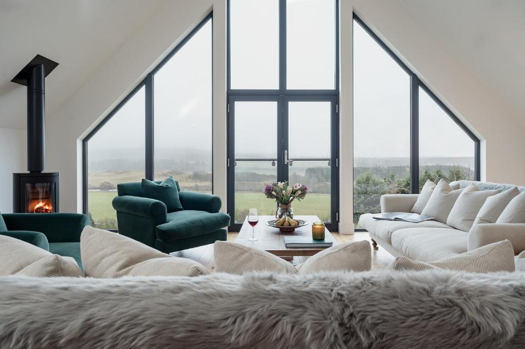 Osprey's Nest - Seasgair Lodges, Broomhill Station