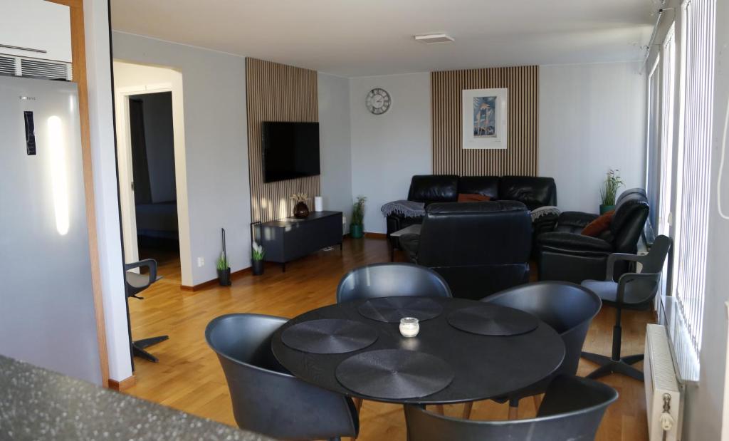 5-Bed-Rooms House with Jacuzzi, Free Parking, and 2 Toilets-Bath in Malm