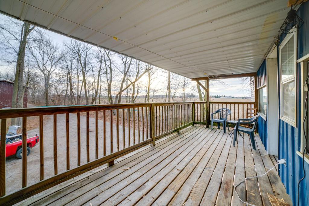Rustic Apartment with Sunset Views in Elkhart!, Elkhart