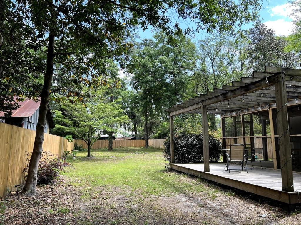 The Grayson Heart of Park Circle with huge yard, Charleston