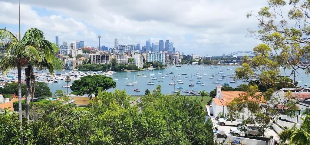 Elegantly Appointed Apartment with Harbour Views, Sydney