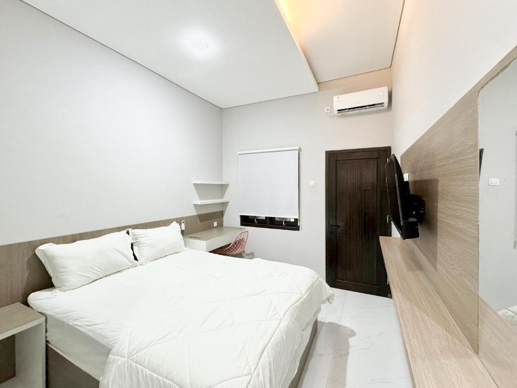 Guestroom, Griya Banyuanyar Syariah Near Graha Saba Buana Mitra RedDoorz in Surakarta