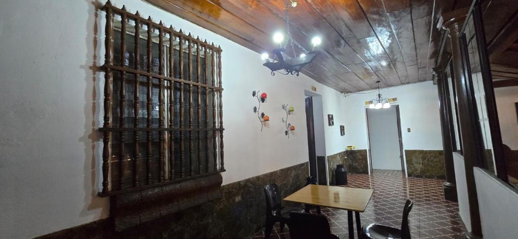 Antique Luna, Santa Ana