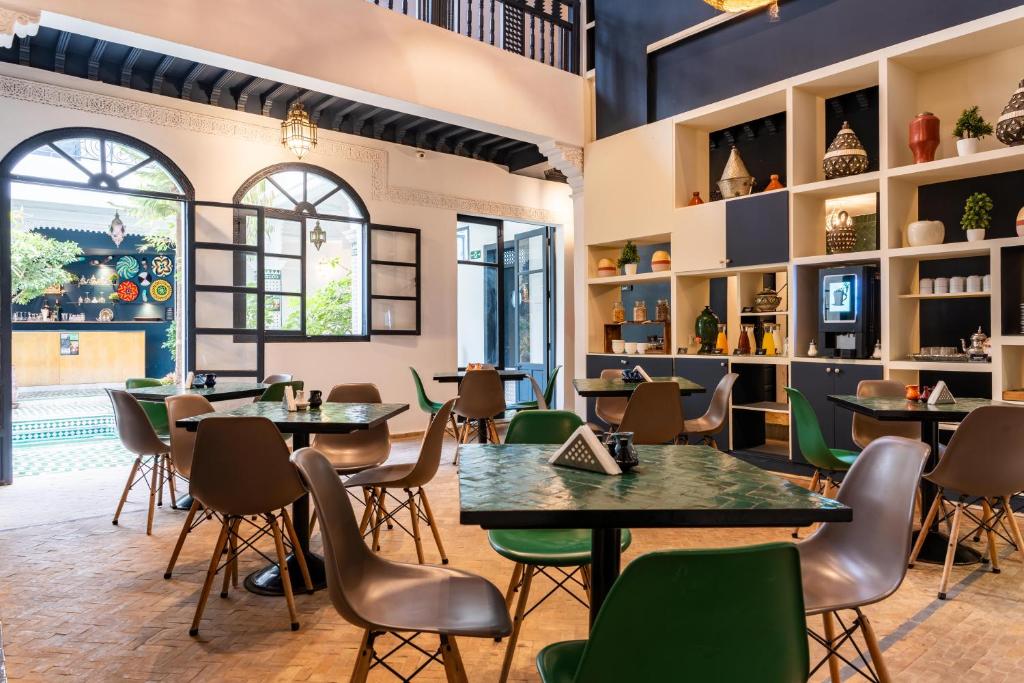 더 센트럴 하우스 마라케시 메디나의 실내 수영장 전경