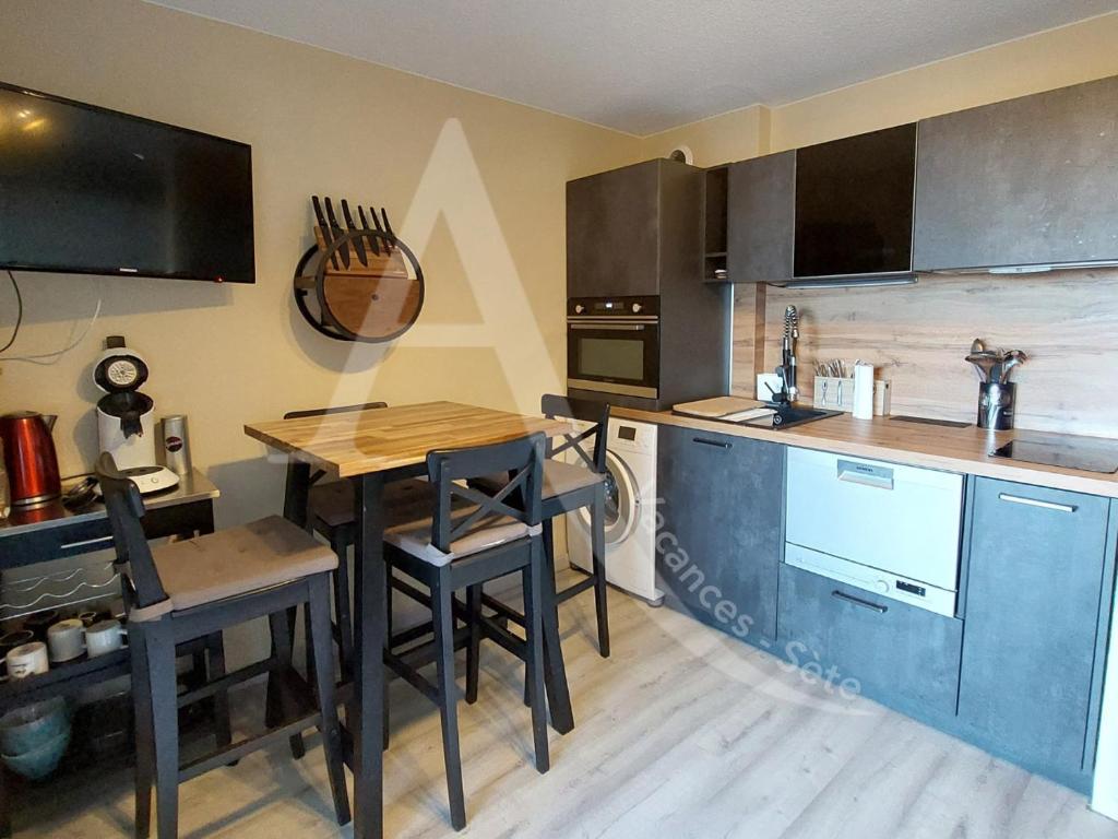 T2 loggia, residence avec piscine entre ville et plages, Sète