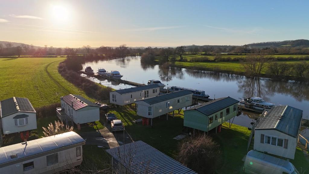 Caravan 5 by The River Severn, dog friendly, great for contractors, walkers and fishing on the river, Chaceley