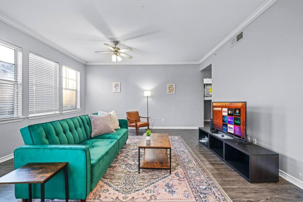 Luxe New Unit 2BR, 2BA Pool Access, Haltom City