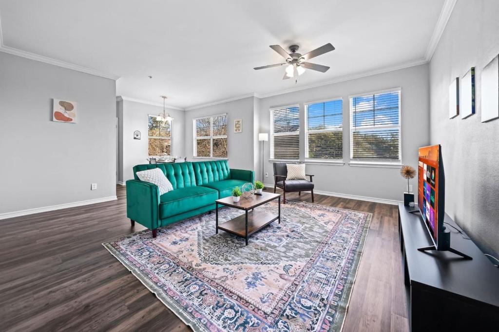 Stylish Haven 2 BR, 2 BA Pool, Haltom City