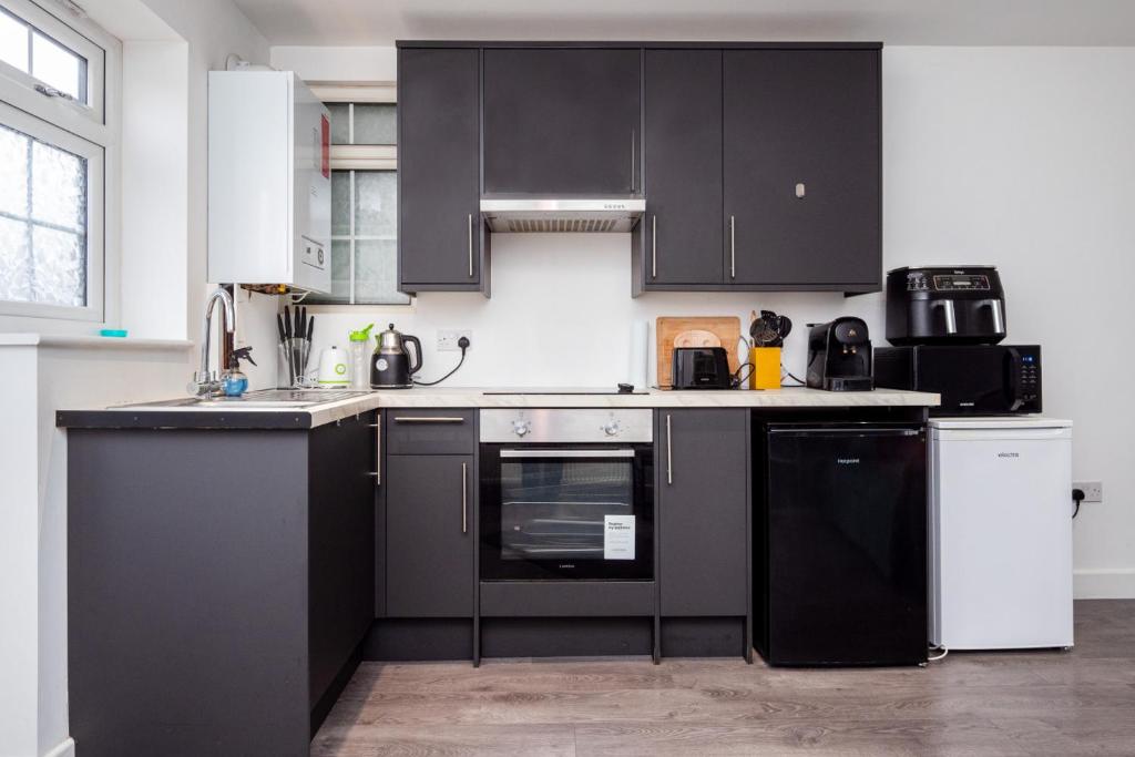 Charming Guest Suite Free Driveway Parking Included, Maidstone