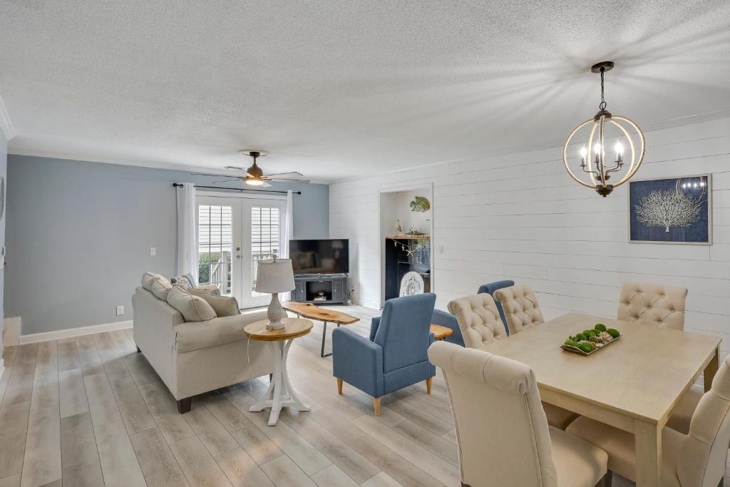 3 Mi to St Simons Beach Gem with Pool Access and Deck, Saint Simon Mills