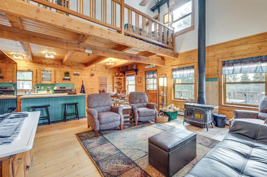 Deck, Fire Pit and Grill Log Cabin in Black Hawk, Black Hawk