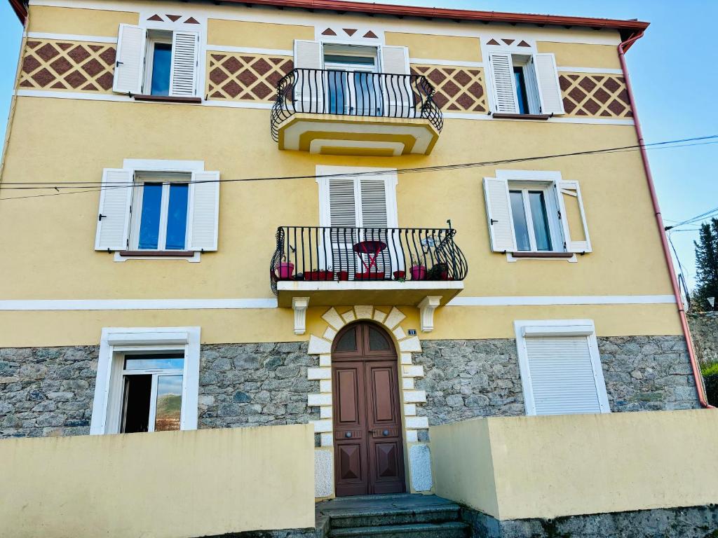 Straboni corte, Corte